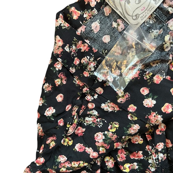 NWOT FREE PEOPLE Women’s Black Floral Lace Trim Bloomer Shorts Size XS - Picture 4 of 6